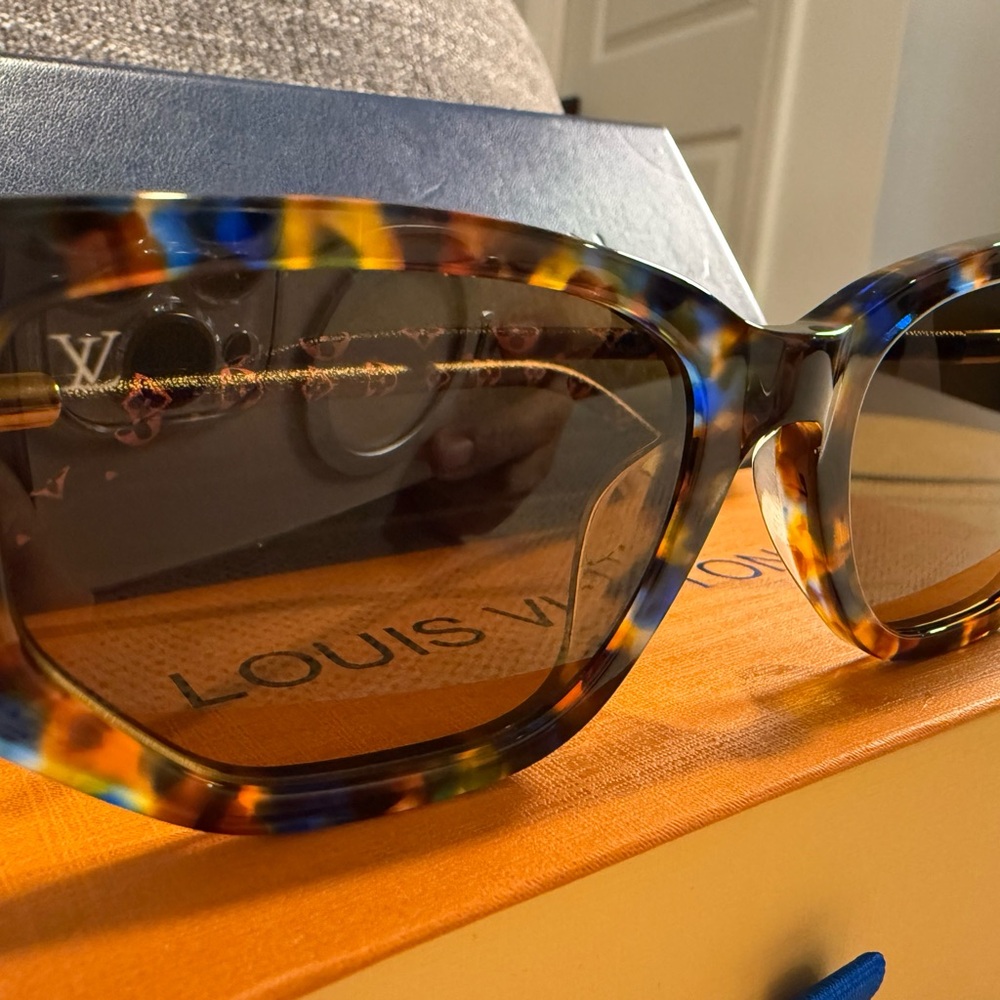 Louis Vuitton Tortoiseshell Cat-Eye Sunglasses with Brown Lenses - Picture 3 of 11